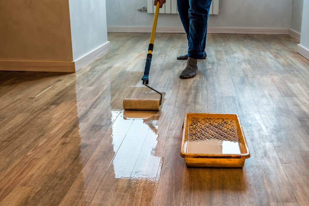 Worker,Varnishing,Floor,With,Eco,White,Acrylic,Varnish,For,Wood